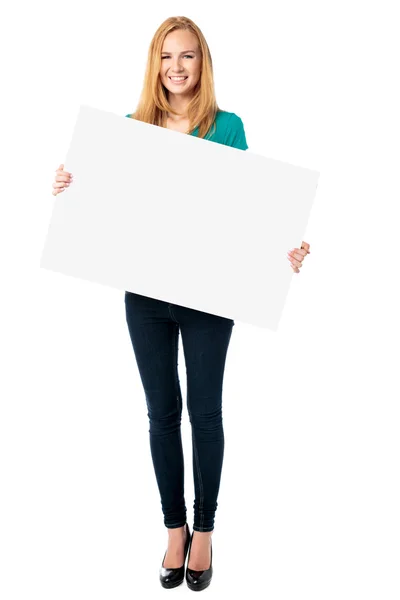 Mulher atraente segurando um sinal em branco — Fotografia de Stock