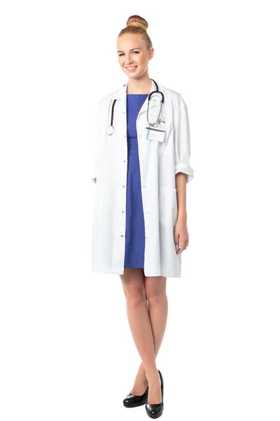 Zrelaksowany kobiece kobieta lekarz stojący z skrzyżowanymi nogami — Zdjęcie stockowe