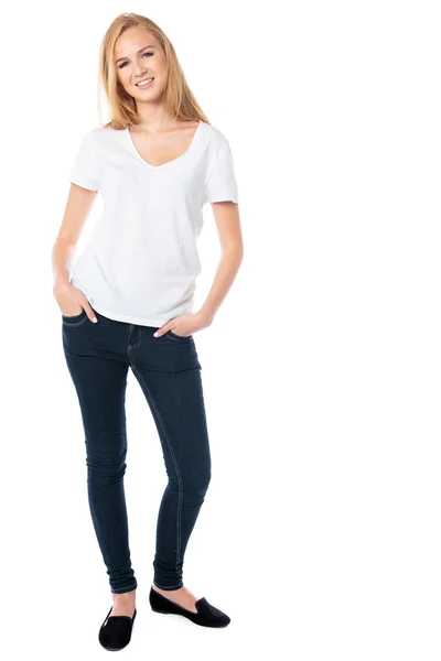 Приваблива усміхнена жінка в джинсах — стокове фото