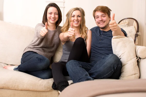 Dos mujeres jóvenes besándose en la cama — Fotos de Stock