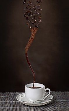 fincan espresso kahve çekirdekleri bir kasırga ile