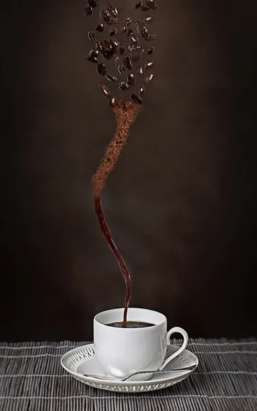 fincan espresso kahve çekirdekleri bir kasırga ile