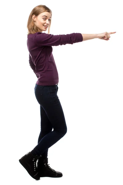 önde gösteren gülümseyen kadın