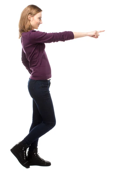 gülümseyerek mutlu bir genç kadın işaret ileriye