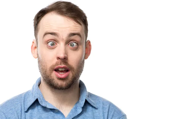 komik bir ifade ile çekici bir genç adam