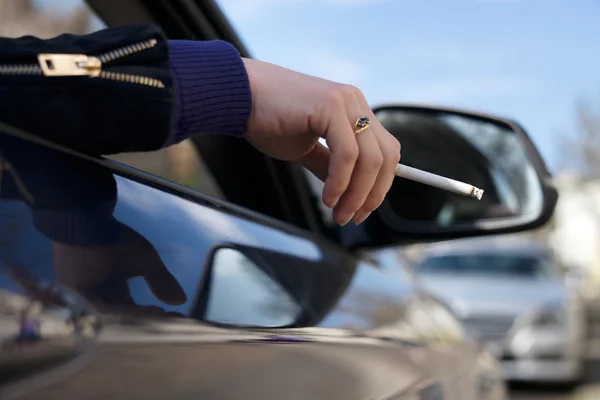 Куріння в автомобілі — стокове фото