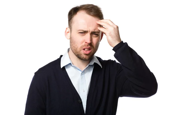 Sakallı genç adam zonklama bir baş ağrısı ile
