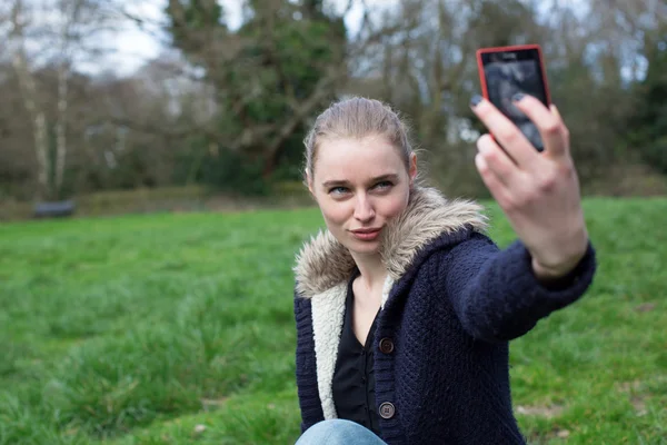 Mujer atractiva tomando una selfie en su móvil —  Fotos de Stock