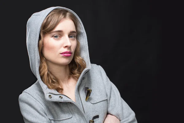 Vrouwelijke model dragen van jas met armen gevouwen — Stockfoto