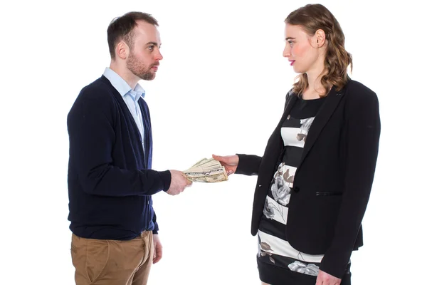 Zakenman geld overhandigen aan vrouw — Stockfoto