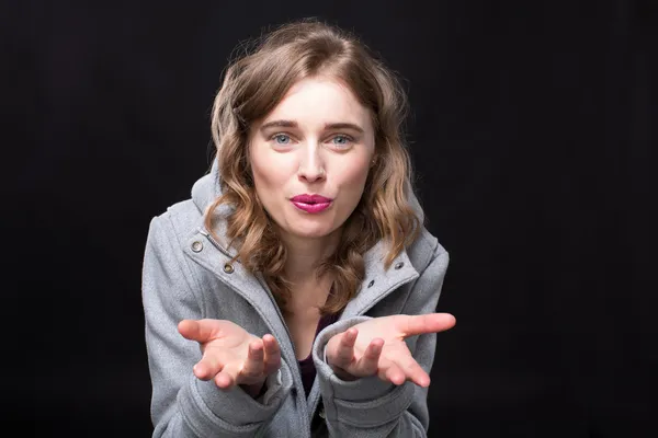 Hermosa mujer con palmas hacia fuera — Foto de Stock