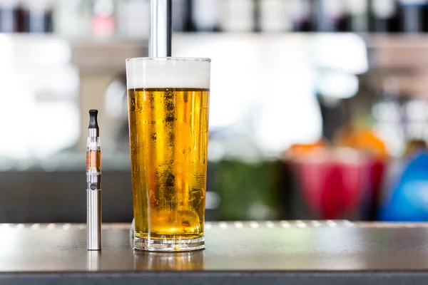 Vaporizer pijp en glas bier — Stockfoto