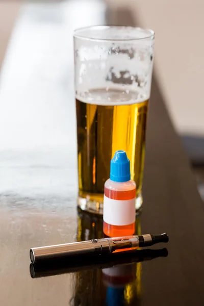 Beer with e-juice and e-cig — Stock Photo, Image