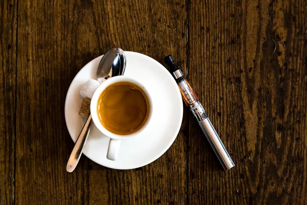 süt ile bir e-sigara kahve fincan