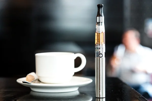 Volle E-Zigarette mit Kaffee auf der Theke — Stockfoto