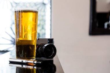 elektronik sigara, bira ve kamera