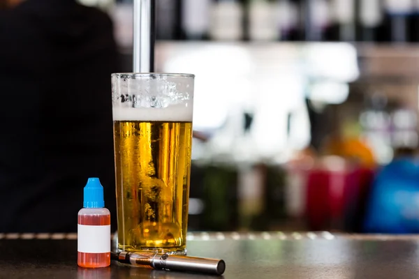 E-vloeistof en bier met elektronische sigaret — Stockfoto