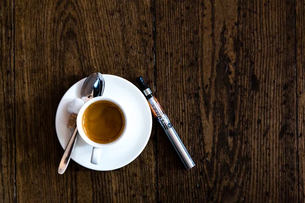 fincan çay üstten görünüm ile e-sigara