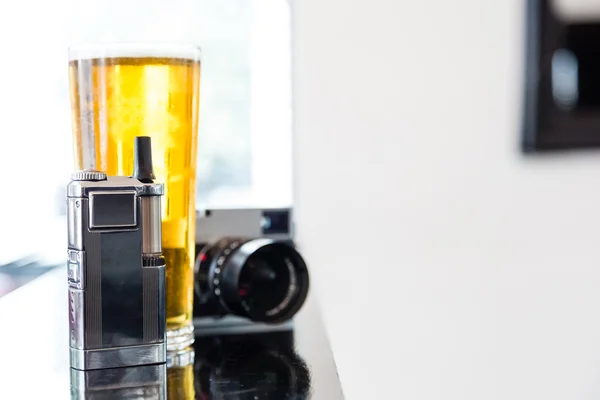 Portable vaporizer, digital camera and beer — Stock Photo, Image