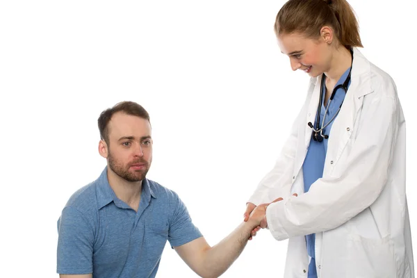 Médico sonriente revisando el pulso de la paciente — Foto de Stock