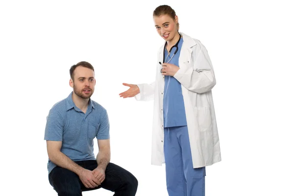 Female doctor presenting male patient — Stock Photo, Image