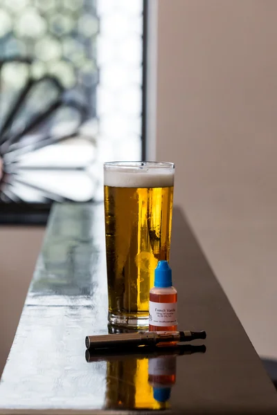 Bier, e-SAP en elektronische sigaret op tafel — Stockfoto
