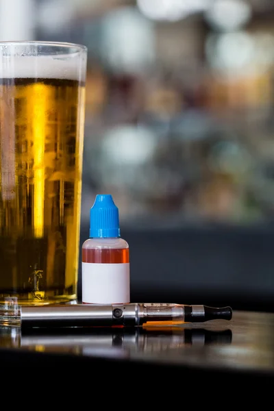 Beer, e-juice and personal vaporizer — Stock Photo, Image