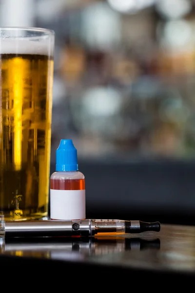Glas bier, e-liquid en e-sigaret — Stockfoto