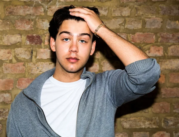 genç adam sersem arıyor