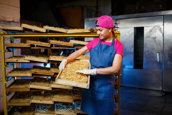 Haz Los Fideos Fábrica Pasta Producción Espaguetis Pastas Crudas Trabajador — Foto de Stock