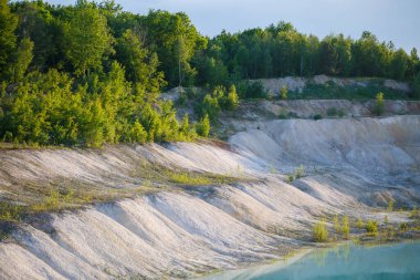 Güzel dağ gölü, kozalaklı ormanı ve kayalık dağları olan manzaralı vadiye muhteşem bir manzara. İnanılmaz atmosferik dağlık arazi. Muhteşem muhteşem vahşi doğa manzarası..