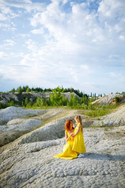 Jovem Com Sua Filha Vestido Amarelo Perto Lago Com Água — Fotografia de Stock