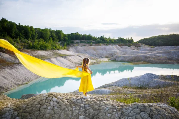 Meisje Een Gele Jurk Met Vleugels Een Gele Doek Bij — Stockfoto