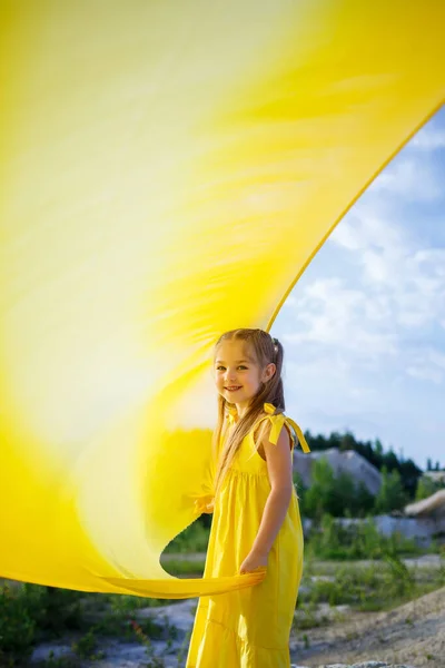 Girl Yellow Dress Wings Yellow Cloth Lake — Stock Photo, Image