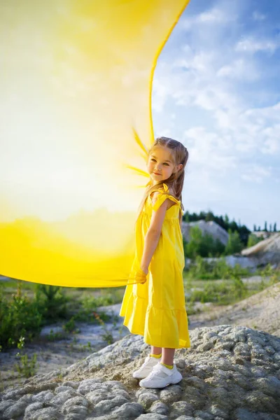 Dívka Žlutých Šatech Křídly Žluté Látce Jezera — Stock fotografie