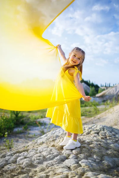 Menina Vestido Amarelo Com Asas Pano Amarelo Perto Lago — Fotografia de Stock