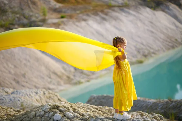 Meisje Een Gele Jurk Met Vleugels Een Gele Doek Bij — Stockfoto