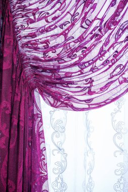 Mağazadaki askılardan sarkan perde örnekleri. İç dekorasyon için kumaş örnekleri. Perdeler, tül ve mobilya döşemeleri..