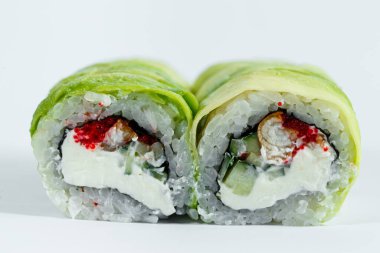 Beyaz arka planda soyutlanmış somonlu Asya suşisi. Avokado, peynir ve kırmızı somon havyarlı Japon yemeği..