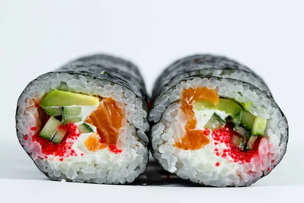 Sushi Comida Japonesa Hoja Nori Con Aguacate Pescado Fresco Caviar — Foto de Stock