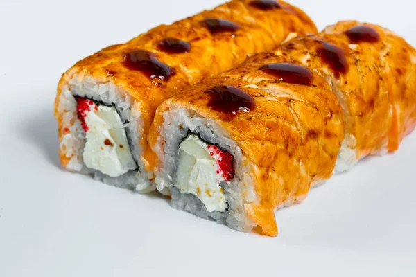 Японские Суши Авокадо Свежей Рыбой Красной Икрой Белой Тарелке — стоковое фото