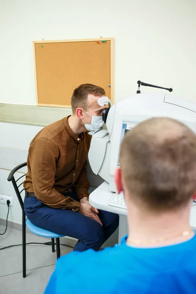 Профессиональное Медицинское Оборудование Сканирует Глаза Пациента Устройство Современной Клиники Здравоохранения — стоковое фото