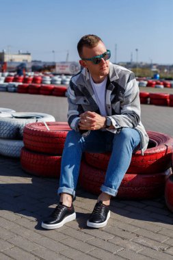 Erkek ayakkabısı ya da erkek ayakkabısı. Erkeklerin bacaklarında hakiki deriden yapılmış..