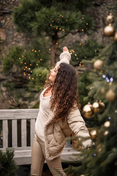 Een Vrolijk Meisje Loopt Tussen Bomen Glimlacht Heeft Een Nieuwjaarsstemming — Stockfoto