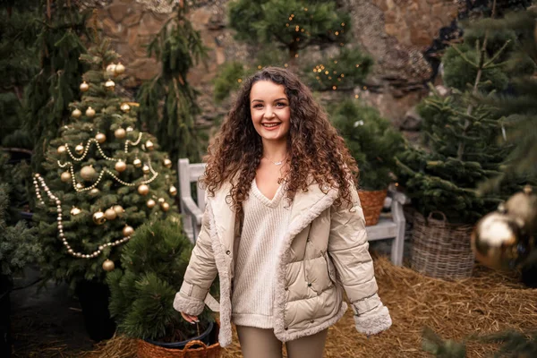 Een Vrolijk Meisje Loopt Tussen Bomen Glimlacht Heeft Een Nieuwjaarsstemming — Stockfoto