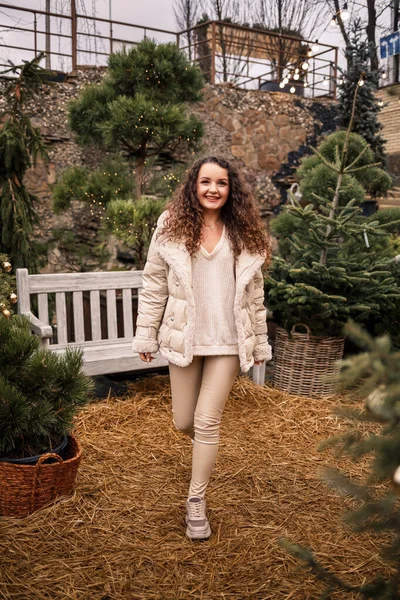 Uma Menina Alegre Caminha Entre Árvores Sorri Ela Tem Humor — Fotografia de Stock