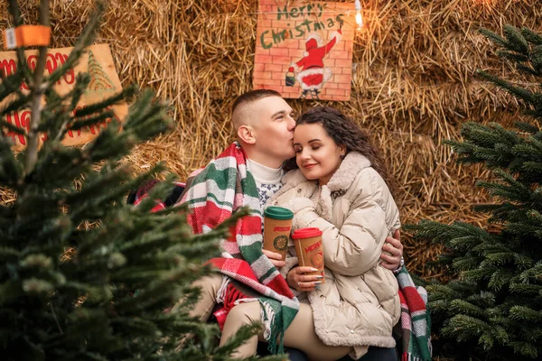 Noel Ağacının Yanındaki Noel Bahçesinde Yürüyen Genç Bir Çift — Stok fotoğraf