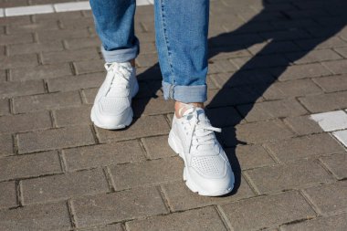 Doğal malzemeli erkek rahat ayakkabıları, doğal deriyle yapılan her gün için kezhual tarzında erkek ayakkabıları. Yüksek kalite fotoğraf