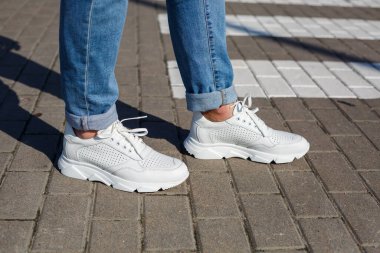 Doğal malzemeli erkek rahat ayakkabıları, doğal deriyle yapılan her gün için kezhual tarzında erkek ayakkabıları. Yüksek kalite fotoğraf