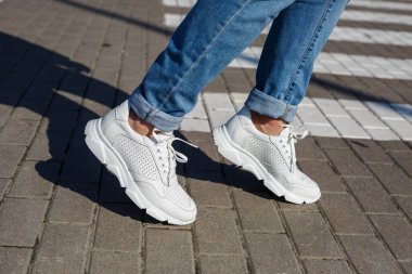 Doğal malzemeli erkek rahat ayakkabıları, doğal deriyle yapılan her gün için kezhual tarzında erkek ayakkabıları. Yüksek kalite fotoğraf